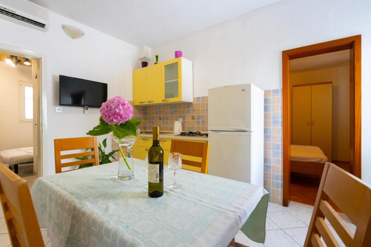 Apartmani Vranjes Podgora Exterior foto